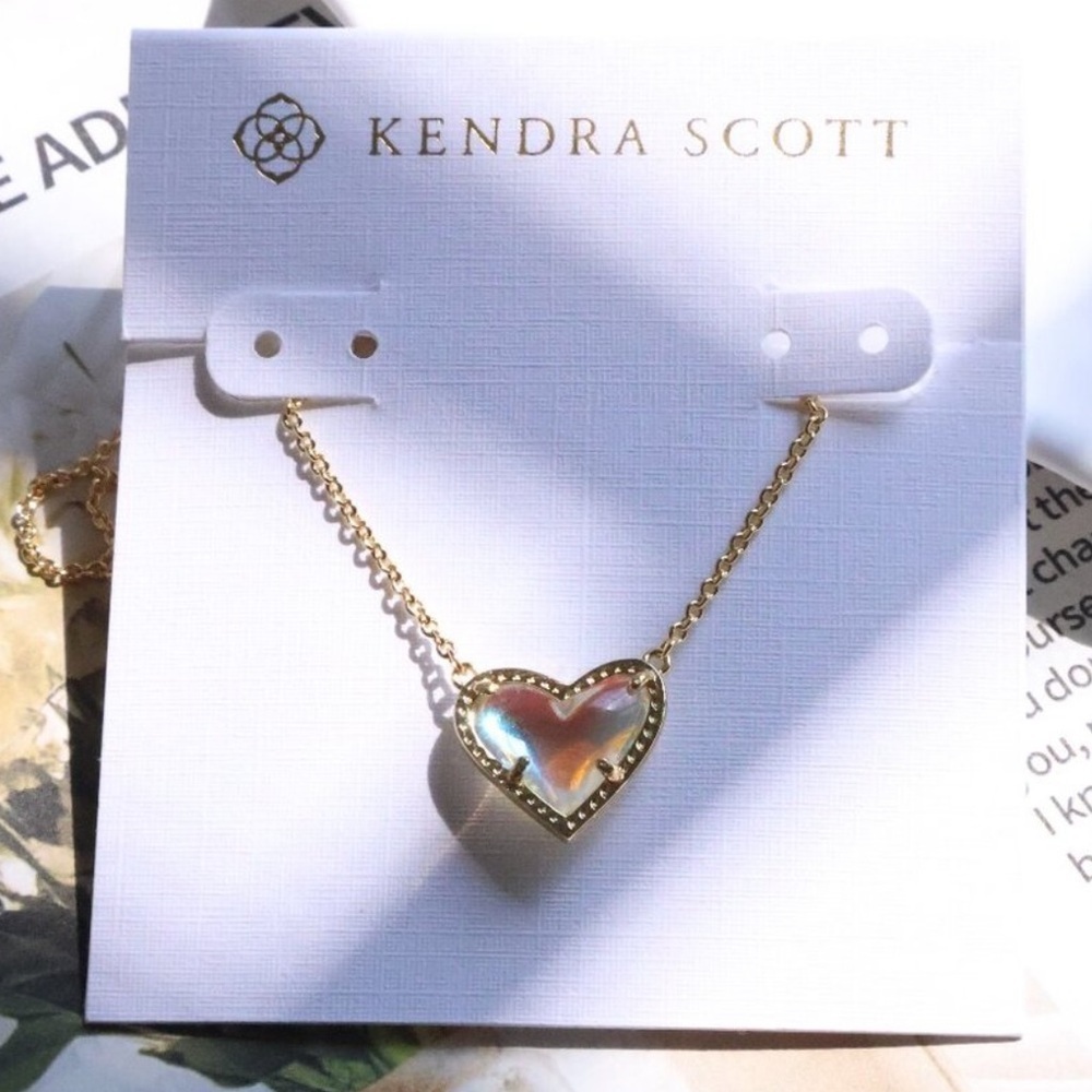 Kendra Scott Ari Heart Pendant in Gold Dichroic Glass - Picture 3 of 9